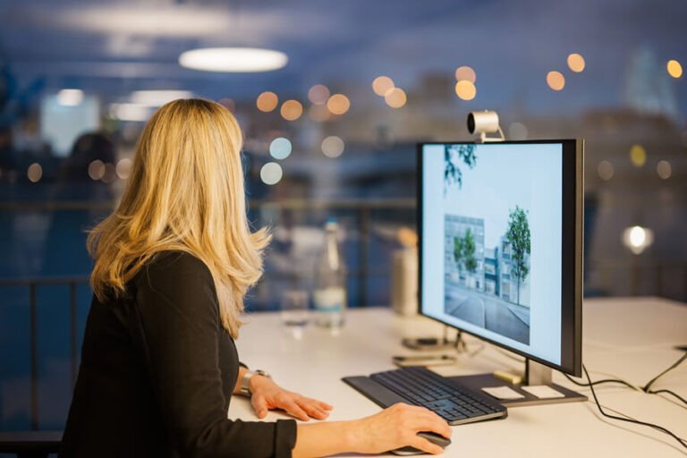 Laura Röther von Q4 West an ihrem Arbeitsplatz