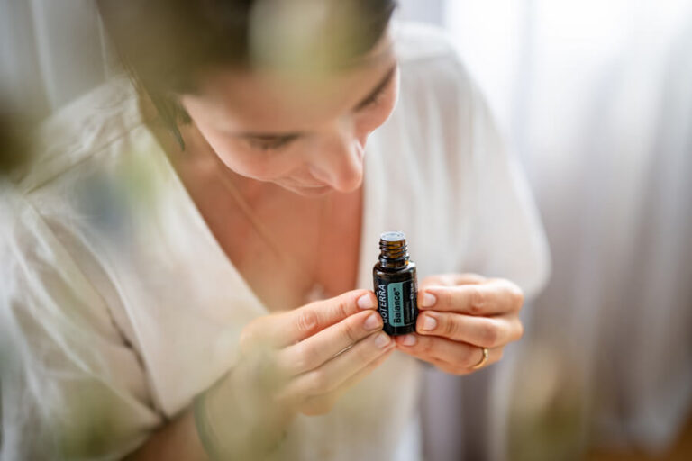 Sabrina Meier mit einem doTERRA Öle in der Hand