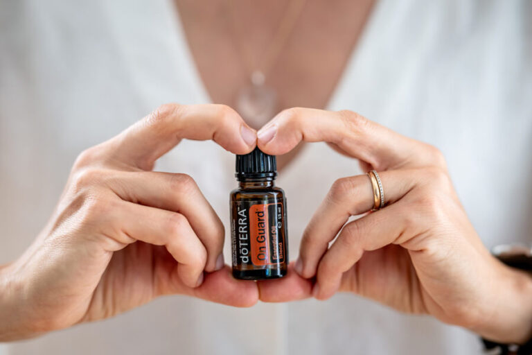 Hände in Herzform mit doTERRA Öle