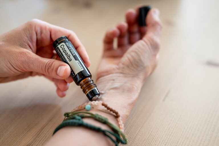 Hand mit doTERRA Ölen