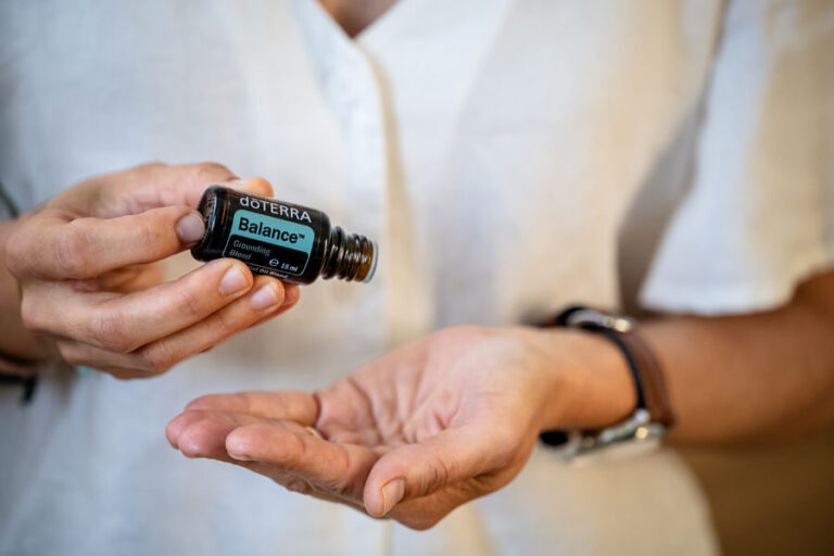 Hand mit doTERRA Ölen