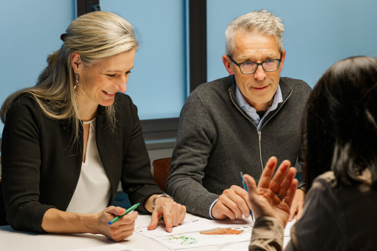 Besprechung von Architekten an einem grossen Tisch bei Q4 West