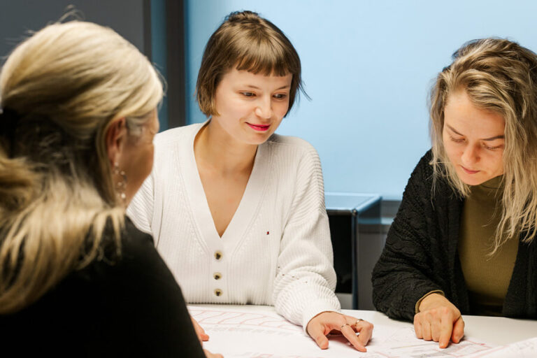 Besprechung von Architekten an einem grossen Tisch