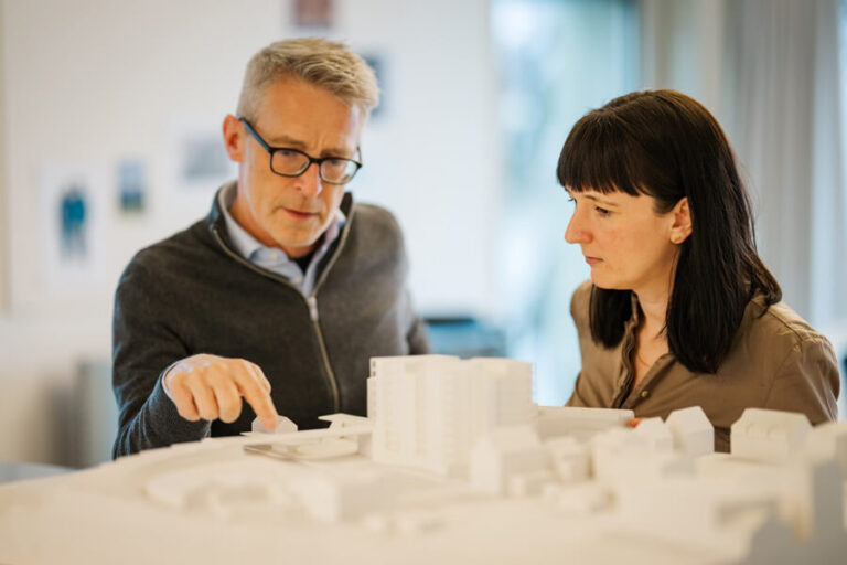 Besprechung von Architekten an einem Model