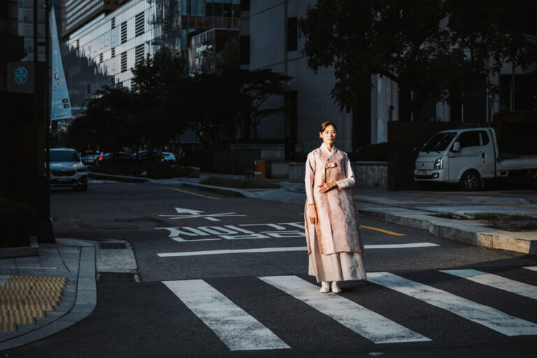 Shooting in den Strassen von Seoul einer traditionell gekleidete Koreanerin