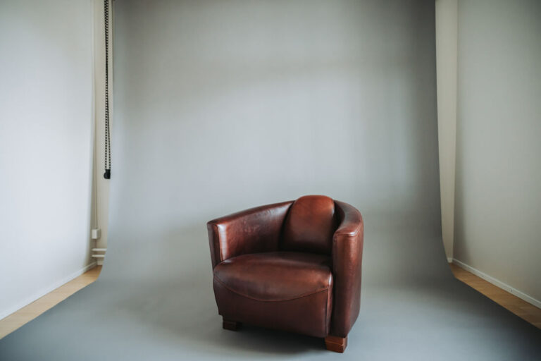 Fotostudio St. Gallen mit Hintergrund und vintage Ledersessel