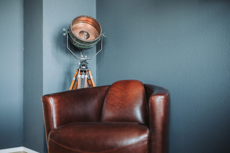 Vintage Lampe mit brauner Ledercouch