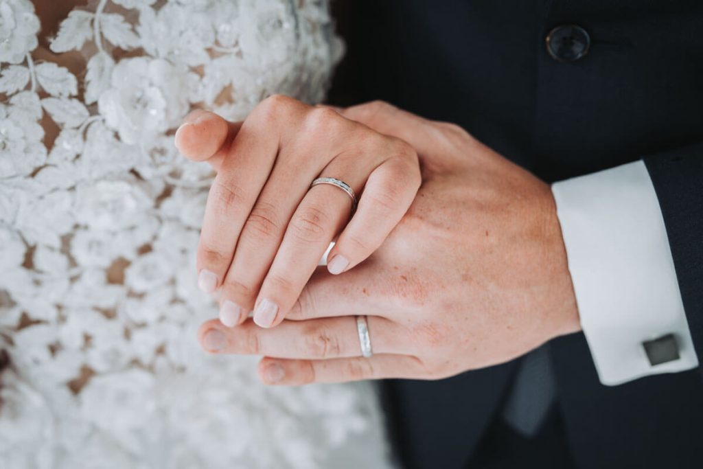 Hochzeits- Shooting Hände mit Eheringen