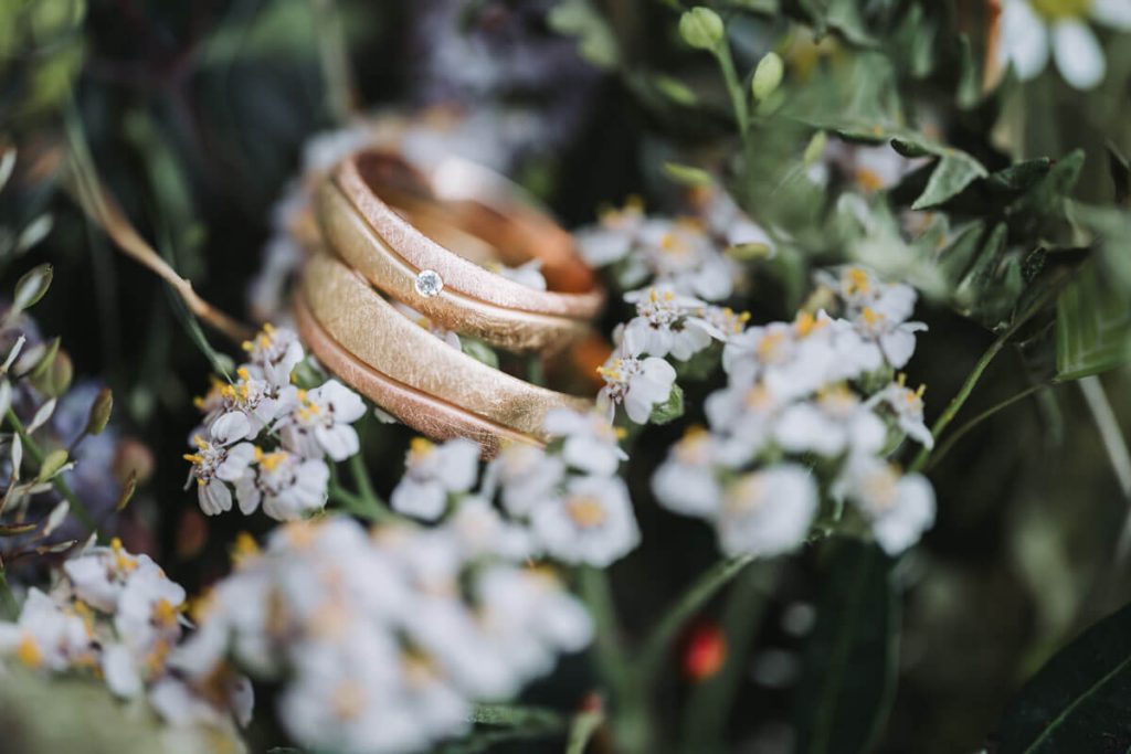 Eheringe im Brautstrauss