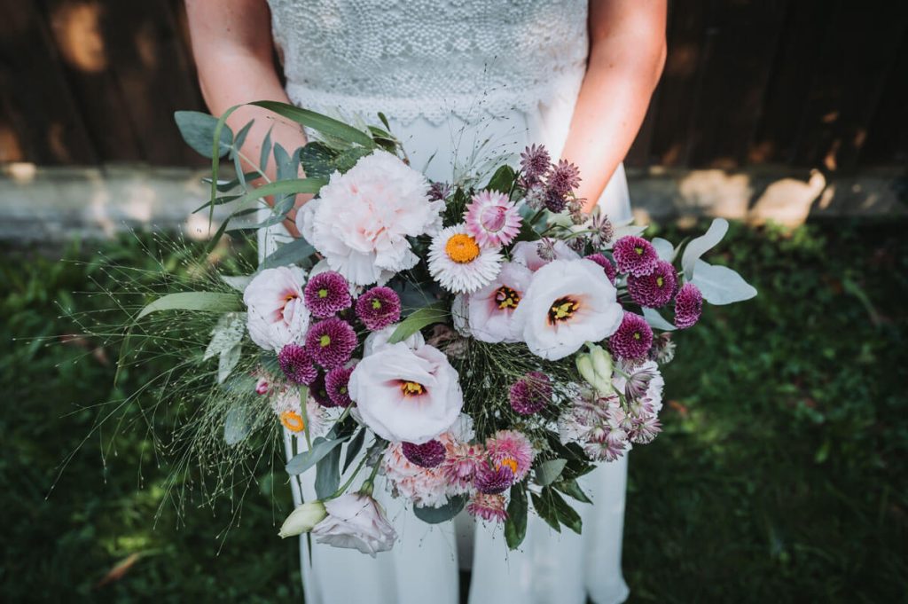 Braut in dem Hochzeitskleid mit Brautstrauss