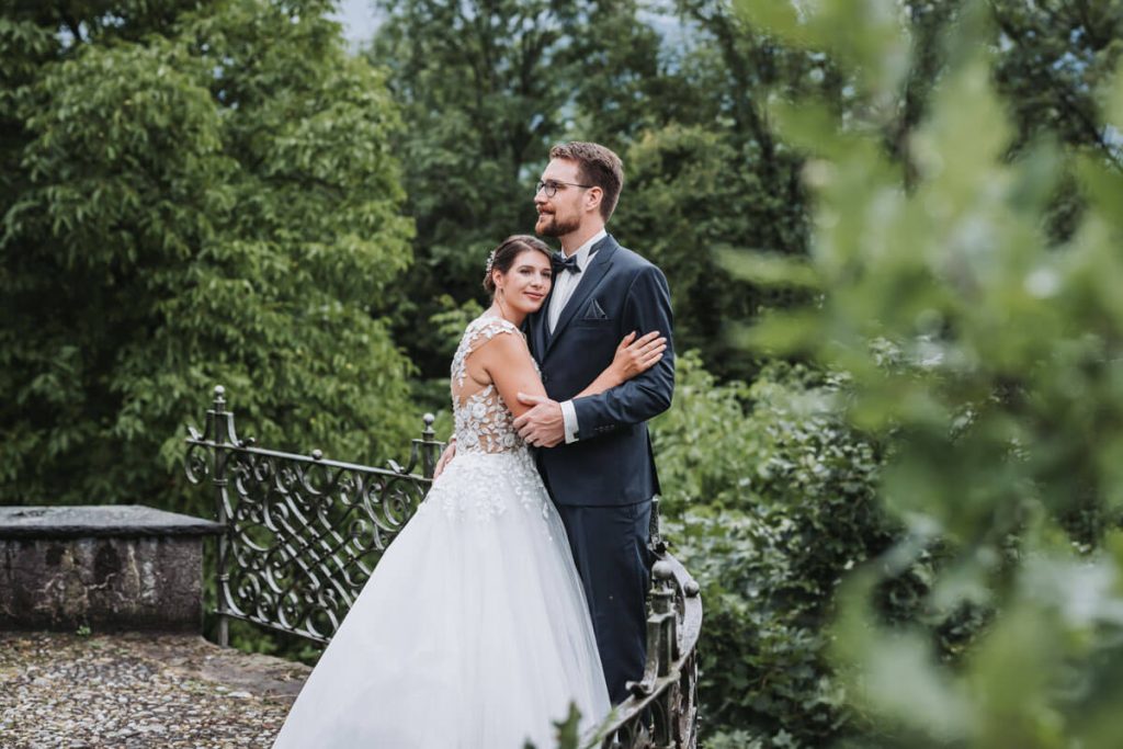 Hochzeitspaar im grünen Garten der Villa beim Weingut Schmidheiny