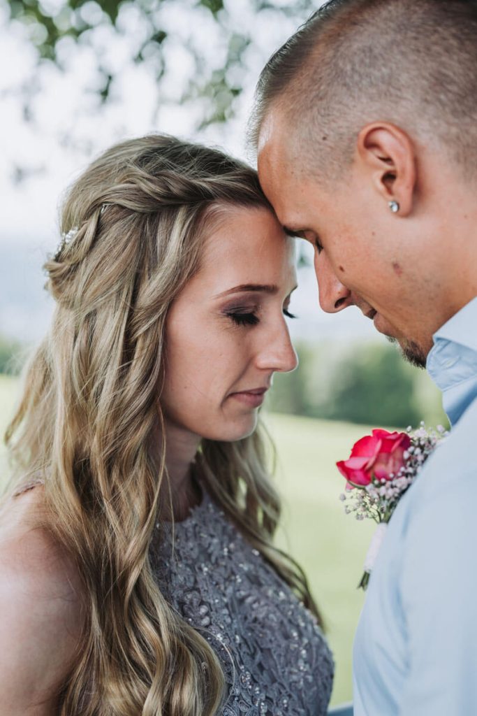 Hochzeitspaar Stirn an Stirn am Fünfländerblick