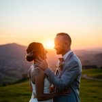 Hochzeitspaar auf der Wiese beim Restaurant Eggli beim Sonnenuntergang