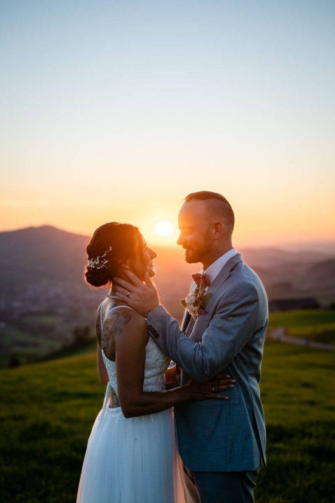 Hochzeitspaar auf der Wiese beim Restaurant Eggli beim Sonnenuntergang