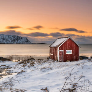 Am Strand von Ramberg mit dem klassische rote Rorbeur bei Sonnenuntergang