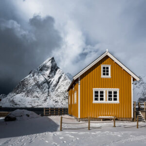 Dörfchen Sakrisoya mit seinen gelben Rorbuer auf den Lofoten