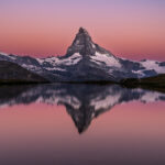 Matterhorn mit Spiegelung am Stellisee mit Morgenrot