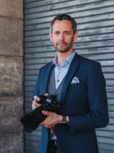 Fotograf Thomas Keller mit einer Nikon Z9 im Anzug gekleidet